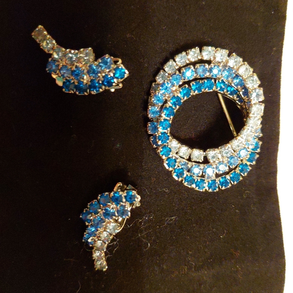 Vintage Trio Blue Rhinestone Brooch & Clip on Earrings. - Picture 7 of 8